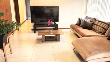 Căn hộ Exclusive, quang cảnh thành phố | Khu phòng khách | Smart TV 50-inch có truyền hình kỹ thuật số, Netflix, dịch vụ stream