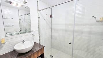 Exclusive Suite, 1 King Bed with Sofa bed | Bathroom | Shower, hair dryer, heated floors, towels
