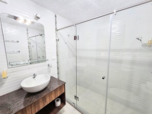 Exclusive Suite, 1 King Bed with Sofa bed | Bathroom | Shower, hair dryer, heated floors, towels - Altamira Apartsuites (Quito)