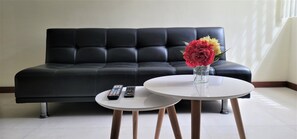 Exclusive-suite - 1 kingsize-seng med sovesofa | Opholdsområde | 50-tommers smart-tv med digitale kanaler, Netflix, streamingtjenester
