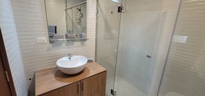 Suite – exclusive, 2 dobbeltsenger | Bad | Dusj, hårføner, oppvarmet badegulv og håndklær
