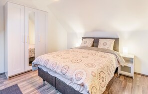 2 bedrooms, travel crib, free WiFi - 2 bedroom beautiful home in Herselt (Herselt)