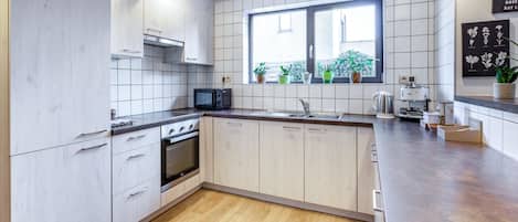 Réfrigérateur, un four, surface de cuisson, lave-vaisselle