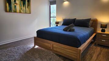 2 bedrooms, desk, iron/ironing board, WiFi