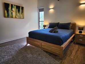 2 bedrooms, desk, iron/ironing board, WiFi