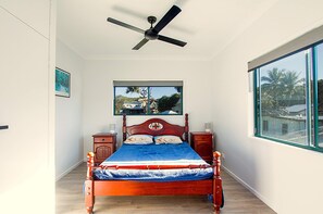 6 bedrooms, desk, travel cot, WiFi