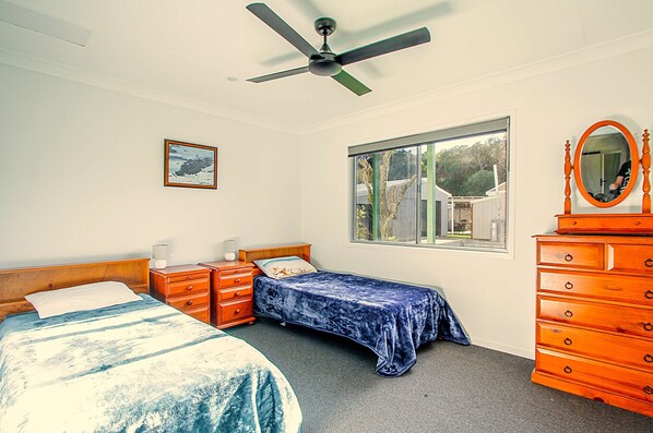 6 bedrooms, desk, travel cot, WiFi