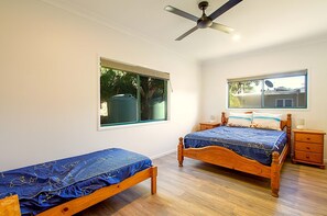 6 bedrooms, desk, travel cot, WiFi