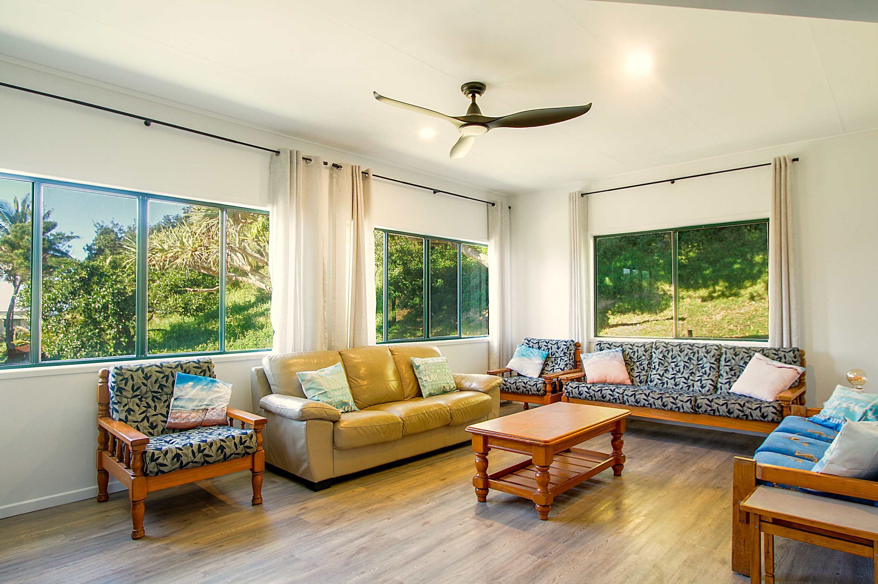 TV, videogames, livros, escritórios