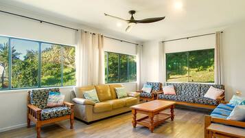 Fernseher, Videospiele, Bücher, Arbeitsbereiche