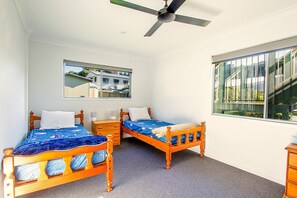 6 bedrooms, desk, travel cot, WiFi