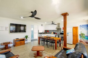 Télévision, jeux vidéo, livres, espaces bureaux