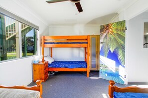 6 quartos, escrivaninha, berço de viagem, Wi-Fi