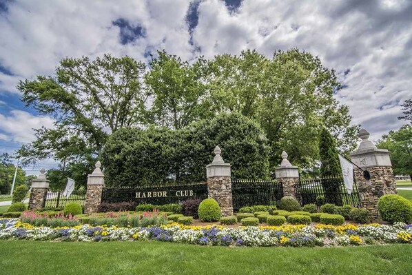 Property grounds - Peaceful 2-bedroom house within gated community in Greensboro, Georgia (Greensboro)