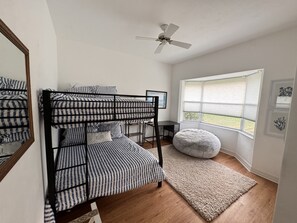 3 habitaciones, tabla de planchar con plancha, wifi y ropa de cama