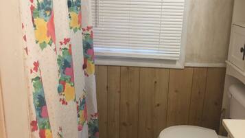 ヘアドライヤー、タオル、石鹸、トイレットペーパー