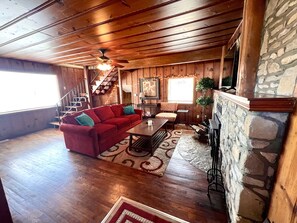 Smart TV, fireplace - "HOUSE ON THE ROCK" Romantic Cottage Getaway w/ Hot Tub and cozy Fireplace!! (Hollister)