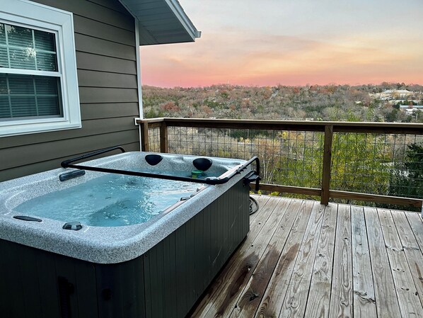 Outdoor spa tub - "HOUSE ON THE ROCK" Romantic Cottage Getaway w/ Hot Tub and cozy Fireplace!! (Hollister)