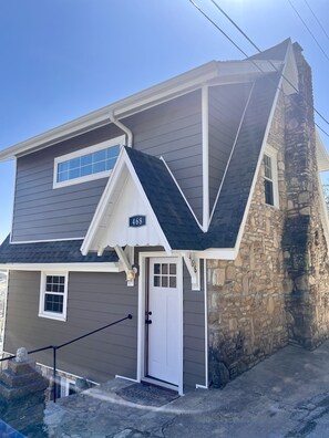 Exterior - "HOUSE ON THE ROCK" Romantic Cottage Getaway w/ Hot Tub and cozy Fireplace!! (Hollister)