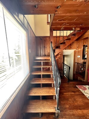 Interior - "HOUSE ON THE ROCK" Romantic Cottage Getaway w/ Hot Tub and cozy Fireplace!! (Hollister)