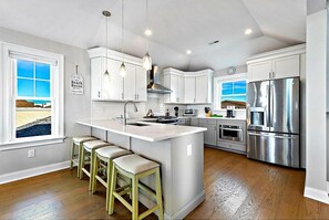 Een koelkast, een magnetron, een oven, een kookplaat