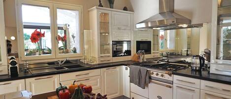 Een koelkast, een oven, een vaatwasser, een koffiezetapparaat/waterkoker