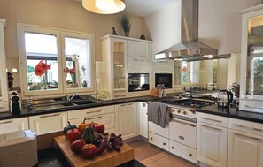 Fridge, oven, dishwasher, coffee/tea maker - Stunning home in Paradou (Paradou)