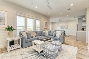 Téléviseur connecté, table de baby-foot, livres