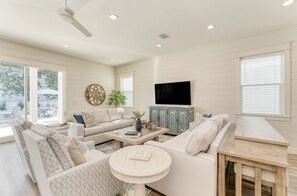 Smart TV, foosball, books - 🦩Book Me Baby! Crystal Blue~It's So You! Sleeps 28~Pool~Golf Cart🦩 (Destin)