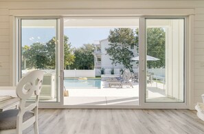 Outdoor dining - 🦩Book Me Baby! Crystal Blue~It's So You! Sleeps 28~Pool~Golf Cart🦩 (Destin)