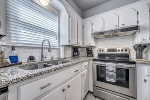 Microonde, forno, piano cottura, lavastoviglie