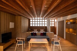 別墅, 非吸煙房 (Suite, Universal Design, few steps) | 高級寢具、迷你吧贈品、房內夾萬、書桌