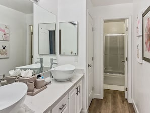 Shower, hair dryer, towels - Waterfront, Pool, Sauna, Boat, Luxury living, low price! 30 Night Min. (Gilbert)