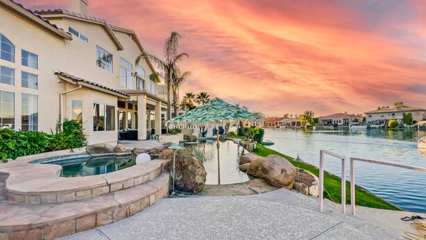 A resort with a swimming pool, a covered seating area, and a waterfront view. - 5BR w lake view, heated pool, hot tub, sauna (Gilbert)