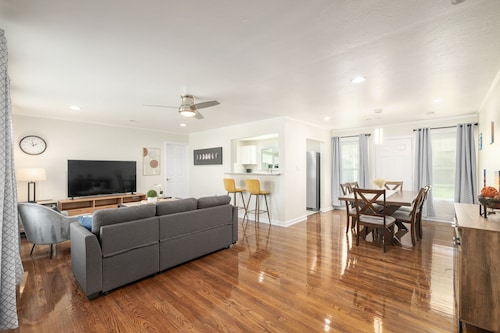 New, Safe, Perfect 3B/2Bth for Bus & Fun