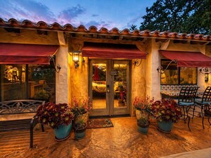 Outdoor dining - Secluded Westside Studio (Atascadero)