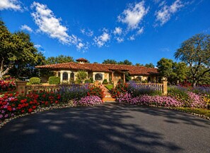 Property grounds - Secluded Westside Studio (Atascadero)