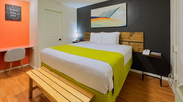 1 bedroom, iron/ironing board, WiFi, bed sheets - Time Travel in Style: Experience Comfort in a Modern 1950s Motel Room (Medford)