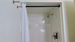 Dusj, hårføner, håndklær og såpe