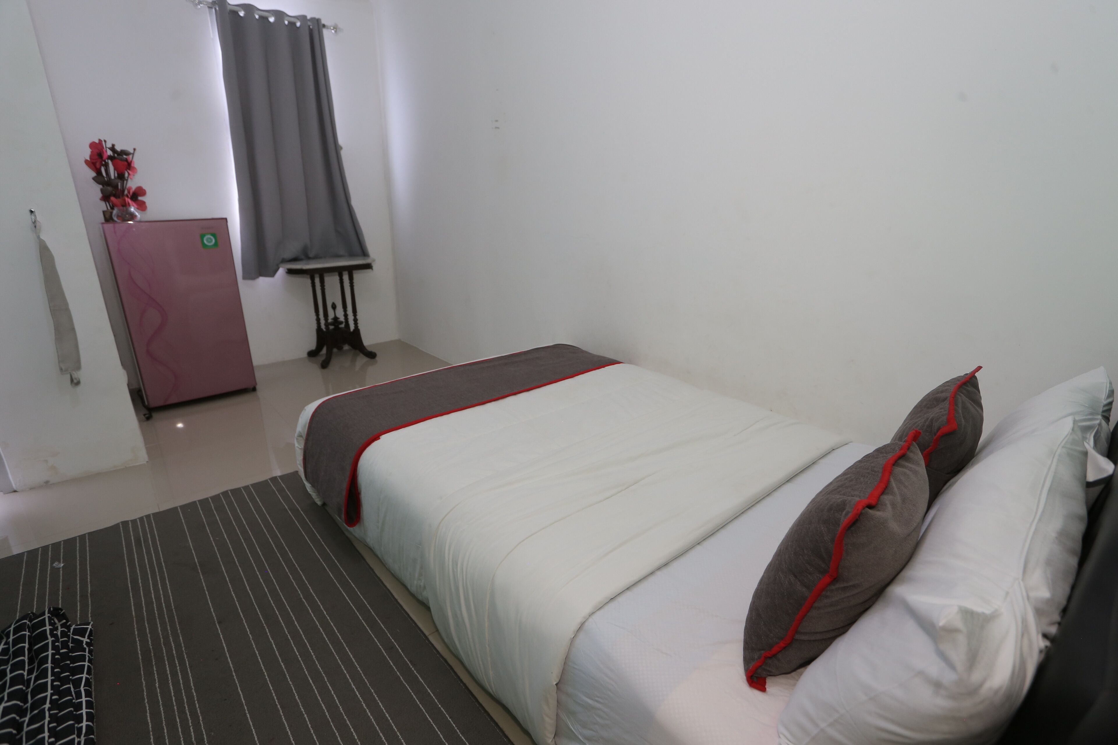 Una habitación de hotel con una cama, un tocador y un escritorio.