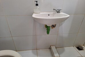 デラックス ダブルルーム | バスルーム | シャワー、タオル、石鹸