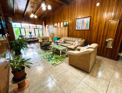 Casa Flores is a spacious 3 bd, 3 bath house in Heredia "The City of Flowers".