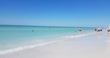 Gertrude's Siesta | Pool & Spa, 100% Private, 5-min bike to Siesta Key Beach, 3-miles to Village!