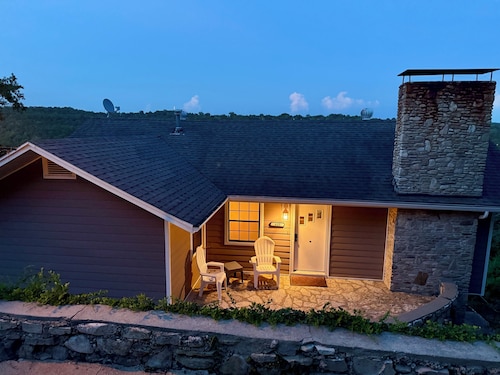 "AMAZING RETREAT" Minutes to Downtown Hollister, Branson and Thunder Ridge