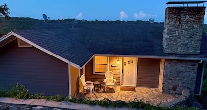 "AMAZING RETREAT" Minutes to Downtown Hollister, Branson and Thunder Ridge