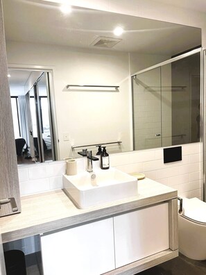 Dusche, Haartrockner, Handtücher, Seife