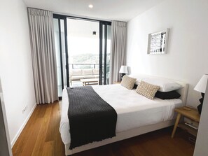 2 Schlafzimmer, Schreibtisch, Bügeleisen/Bügelbrett, Reisekinderbett