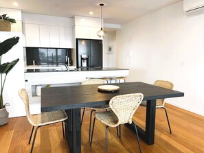 Réfrigérateur, four à micro-ondes, un four, surface de cuisson