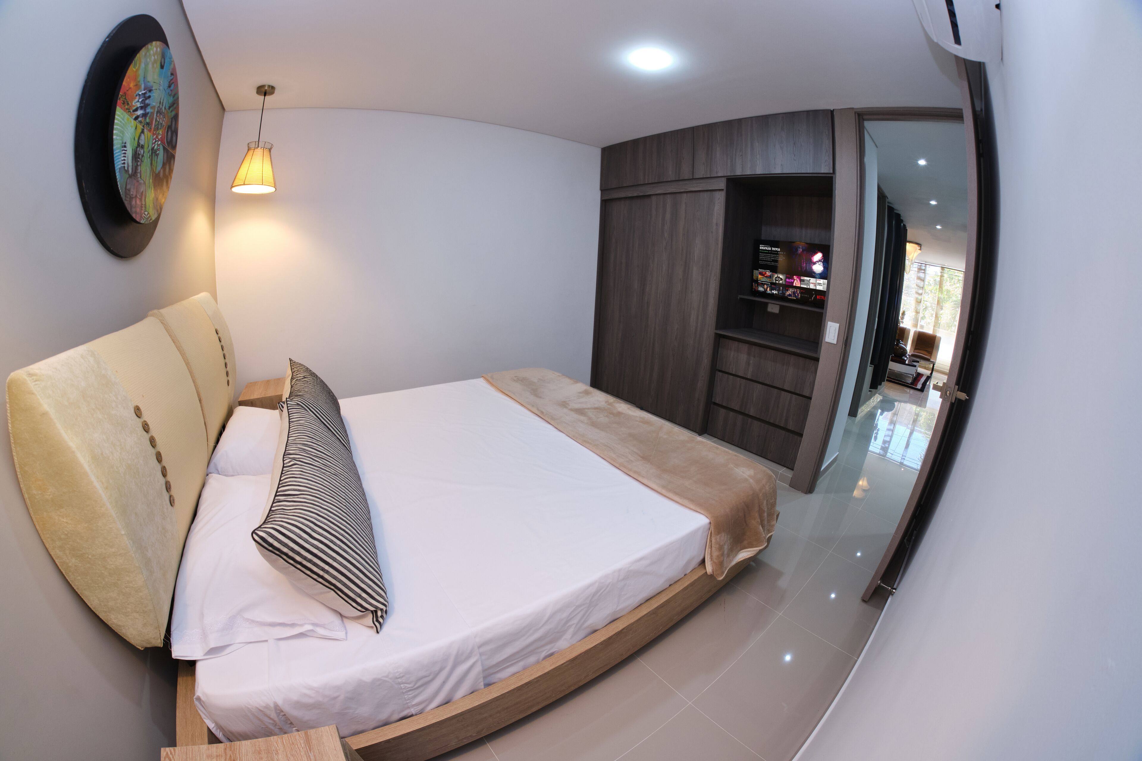 2 habitaciones, caja de seguridad en la habitación y escritorio 