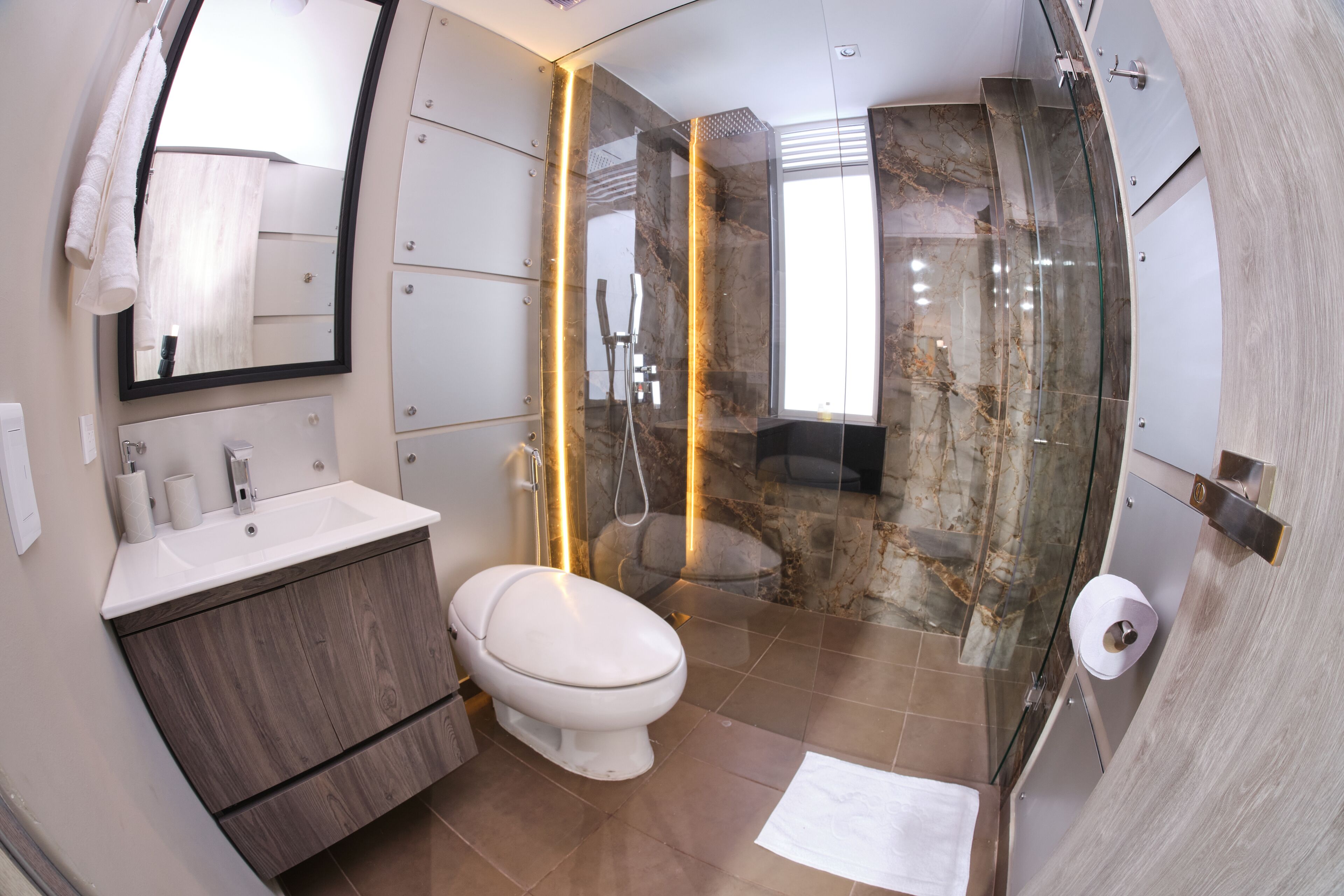 Dusche, umweltfreundliche Kosmetikartikel, Haartrockner, Handtücher